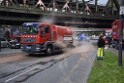 LKW blieb unter Bruecke haengen Koeln Ehrenfeld Innere Kanalstr Hornstr P476